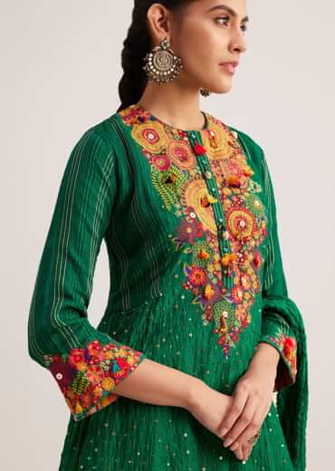 Green Silk Kurta Set With Resham Embroidery And Textured Dupatta