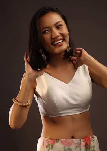 Erget White Sleeveless Blouse With A V Neckline Front And Back