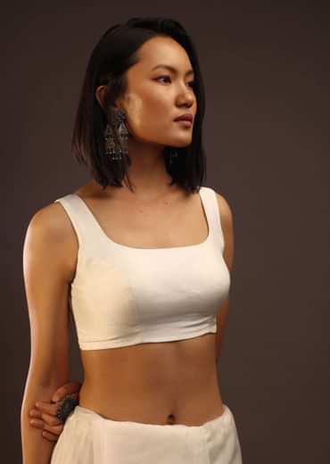 Erget White Sleeveless Blouse In Scooped Neckline