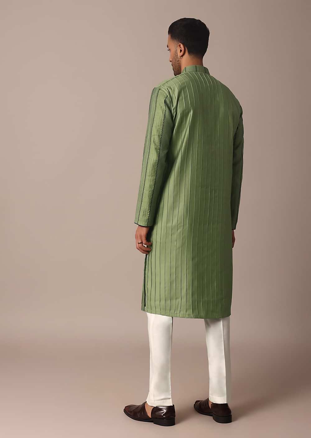 Green Kurta Set With Intricate Thread Work