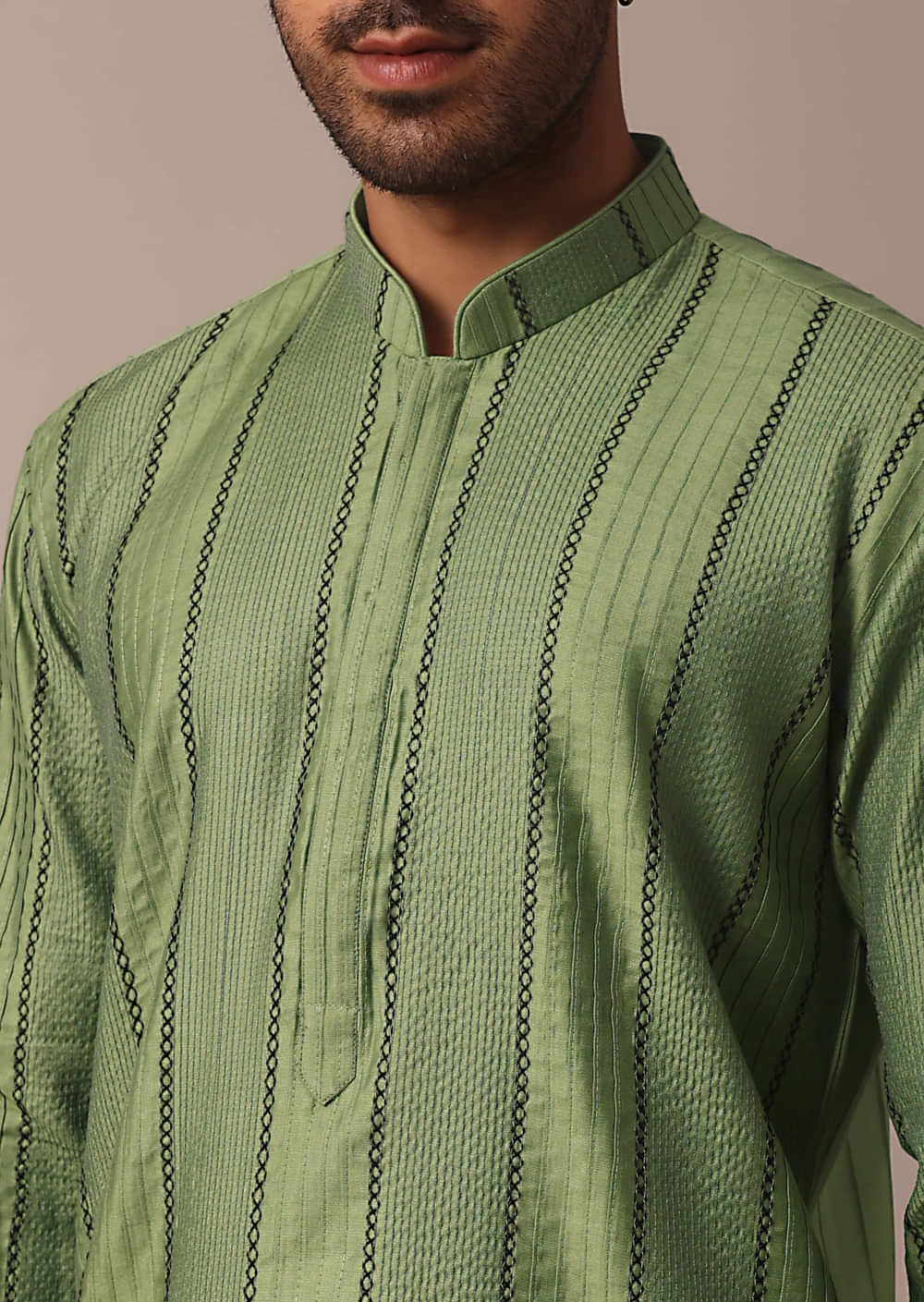 Green Kurta Set With Intricate Thread Work