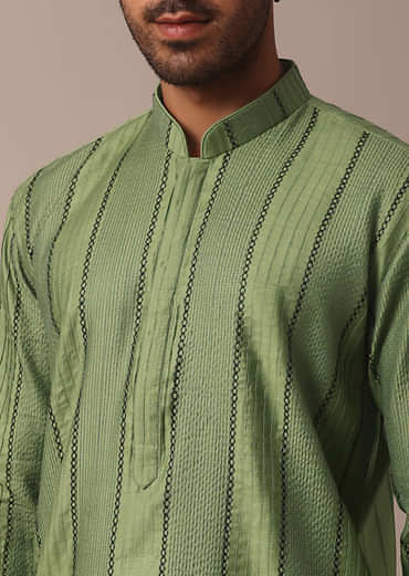 Green Kurta Set With Intricate Thread Work