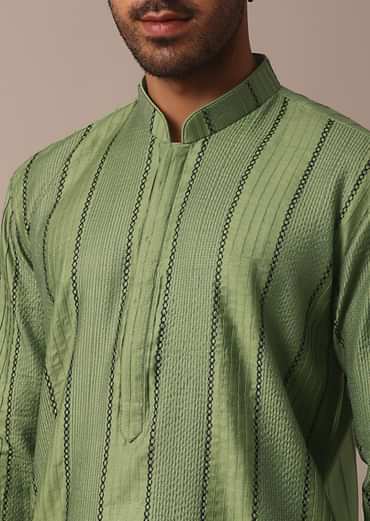 Green Kurta Set With Intricate Thread Work