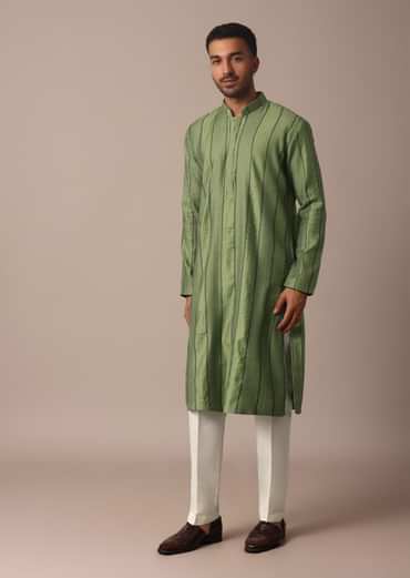 Green Kurta Set With Intricate Thread Work