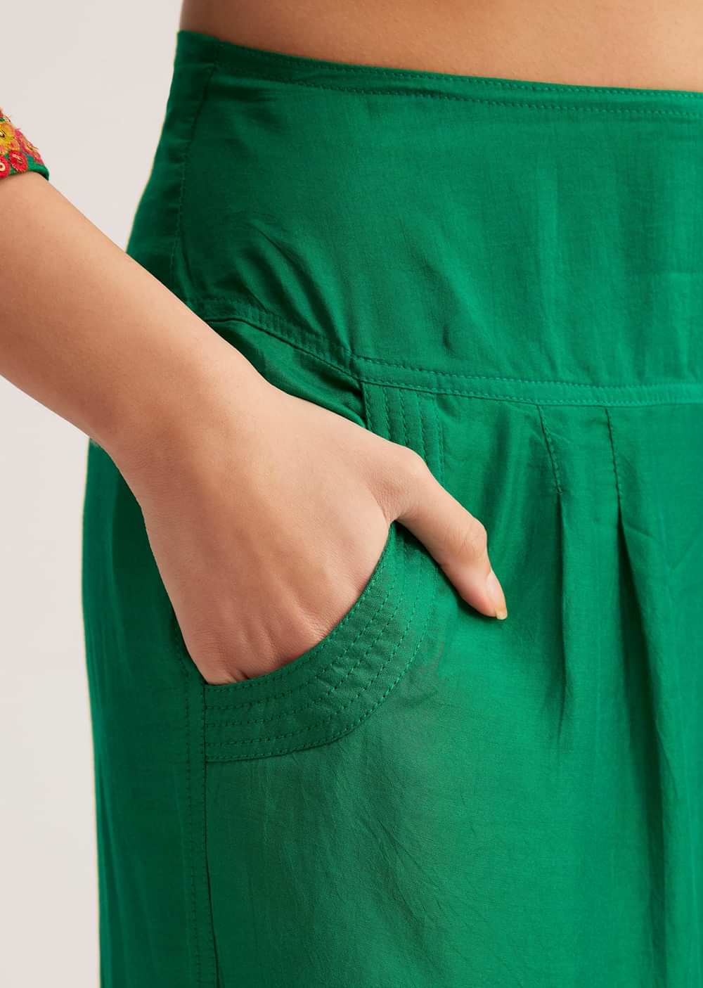 Green Silk Kurta Set With Resham Embroidery And Textured Dupatta