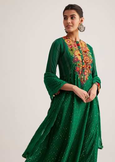 Green Silk Kurta Set With Resham Embroidery And Textured Dupatta
