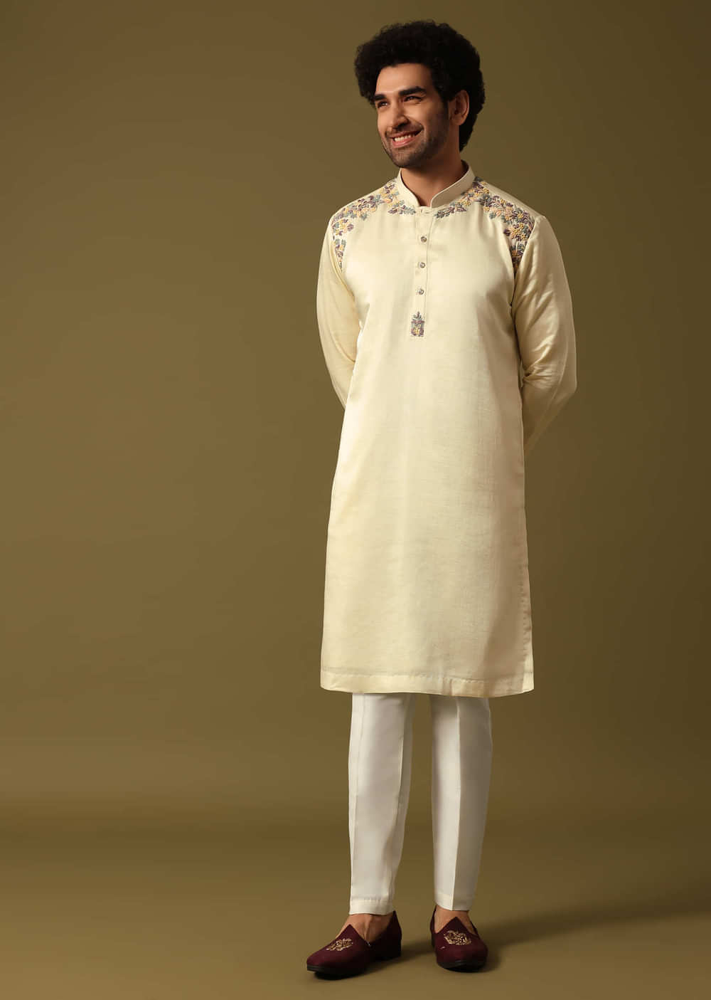 Off White Kurta Pant Set With Dupatta In Resham Work