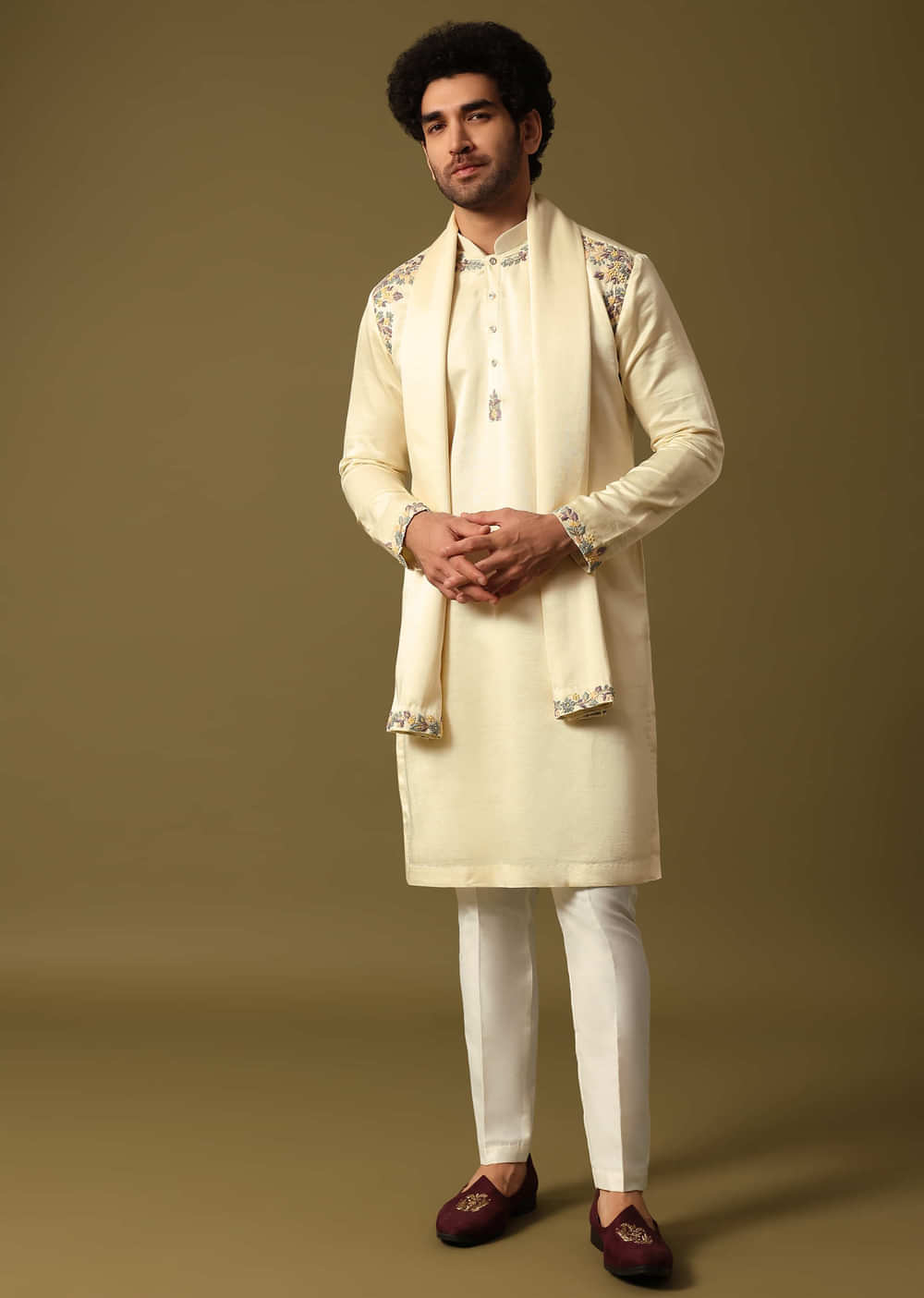 Off White Kurta Pant Set With Dupatta In Resham Work