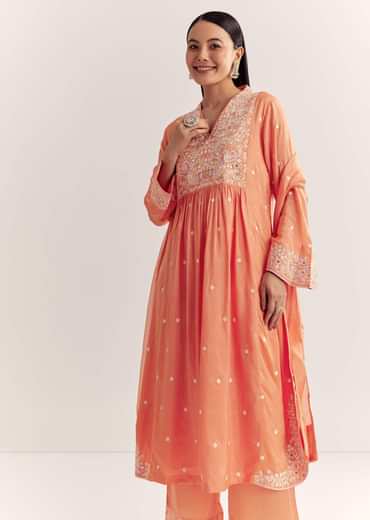 Peach Silk Threadwork Kurta Set With Organza Dupatta