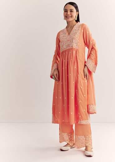 Peach Silk Threadwork Kurta Set With Organza Dupatta