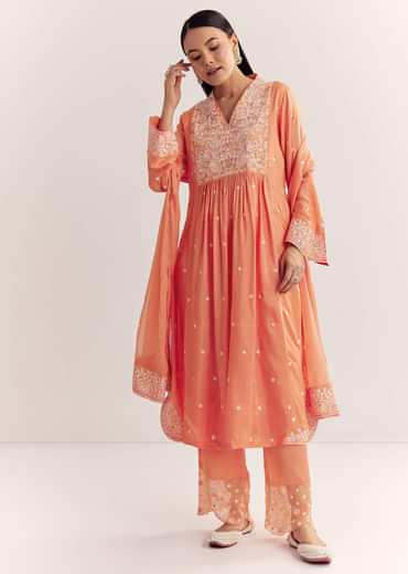 Peach Silk Threadwork Kurta Set With Organza Dupatta