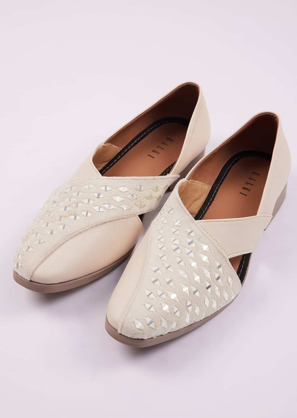 Peach Raw Silk Mirror Work Juttis