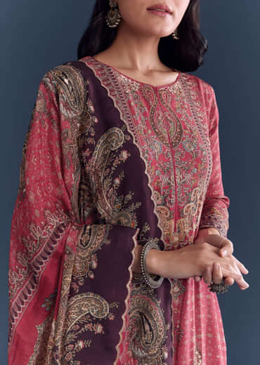 Pink Crepe Kurta Set Polished With Indie Print And Zari Work