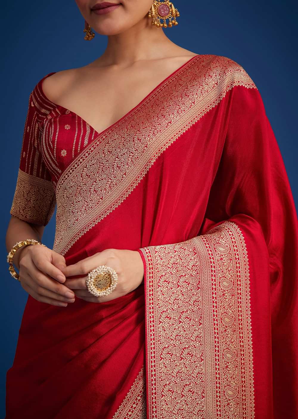 Red Dola Silk Saree With Zari Woven Border And Pallu