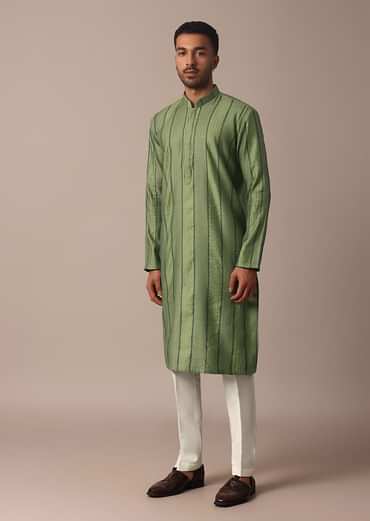 Green Kurta Set With Intricate Thread Work