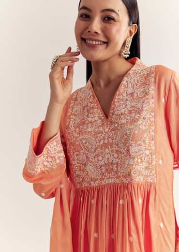 Peach Silk Threadwork Kurta Set With Organza Dupatta