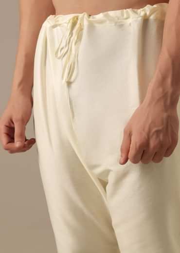 White Floral Bundi & Kurta Set In Silk